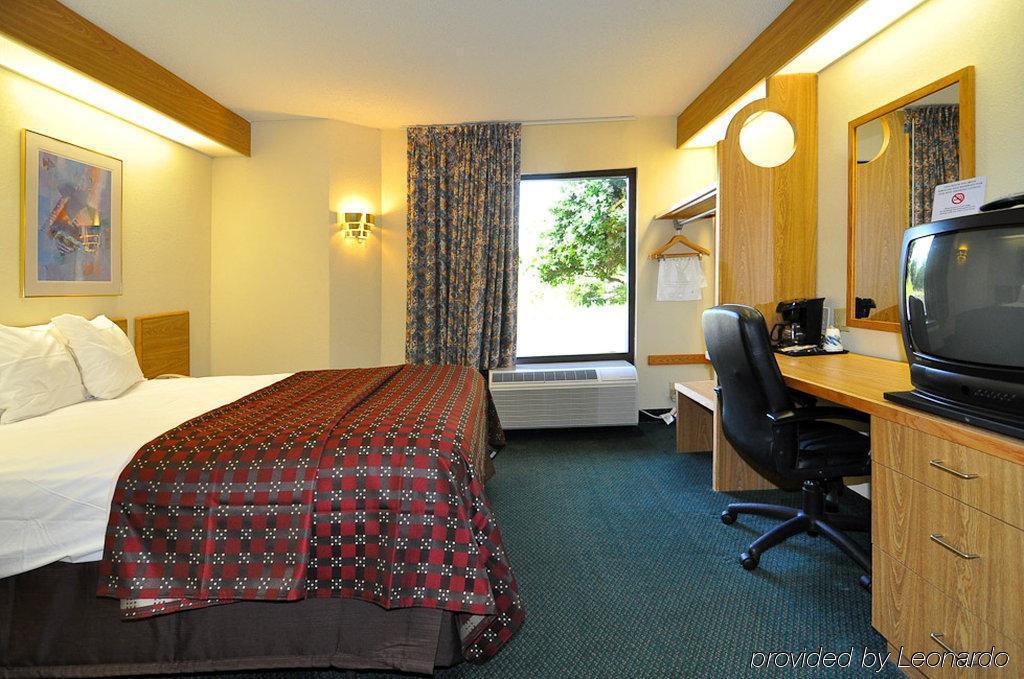 Red Roof Inn Pensacola Fairgrounds Room photo